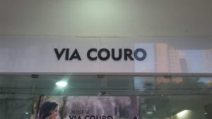 As fachadas em ACM com Letras Caixa Alta em acrílico são resistentes e elegantes. Confira mais um serviço da Concórdia Placas feito para Via Couro.