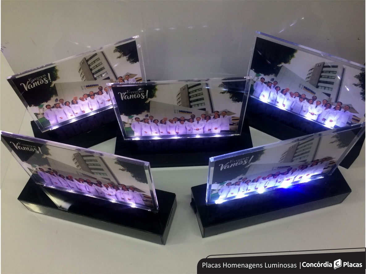 Read more about the article Homenagens Placas Luminosas com Impressão UV