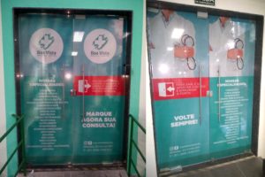 Boa Vista Medical Center – Portas Sinalizadas com Adesivo Perfurado