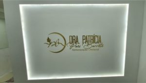 Dra Patricia – Letreiro em Acrílico Dourado